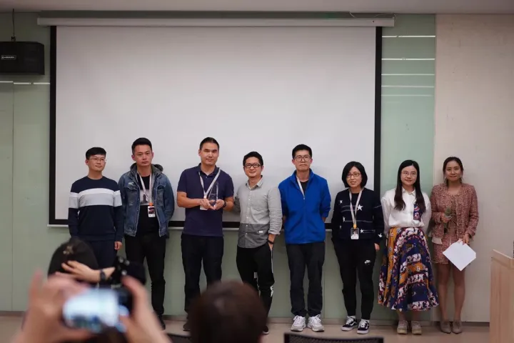AliExpress 智能创意项目领奖环节的团队合影