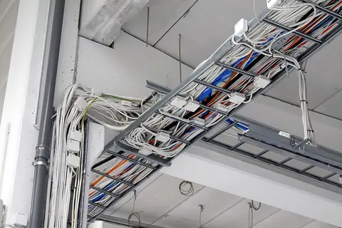 Kabel in einer Kabelrinne