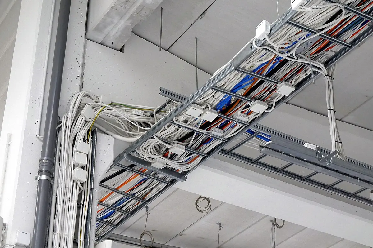 Kabel in einer Kabelrinne
