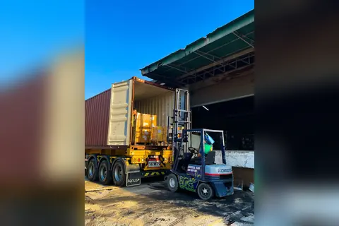 Gabelstapler belädt einen Versandcontainer