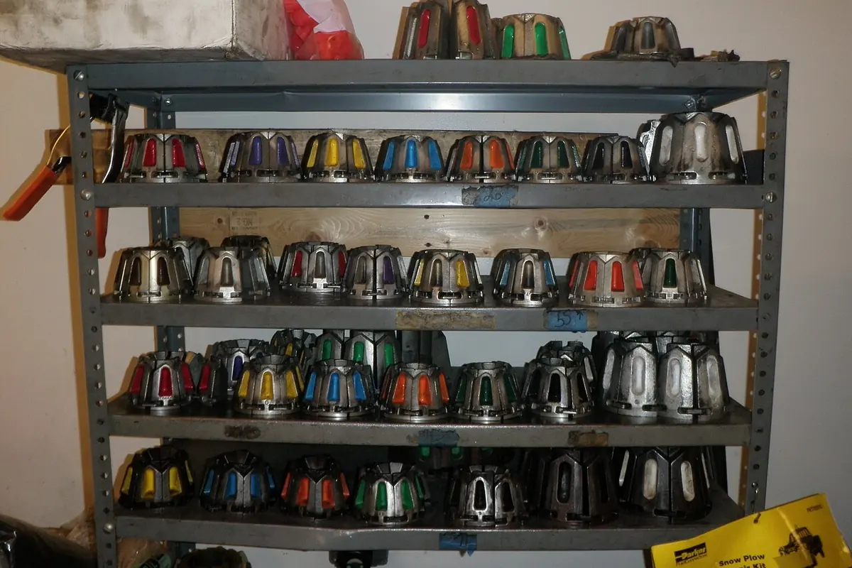 Accesorios para mangueras y casquillos en estantes