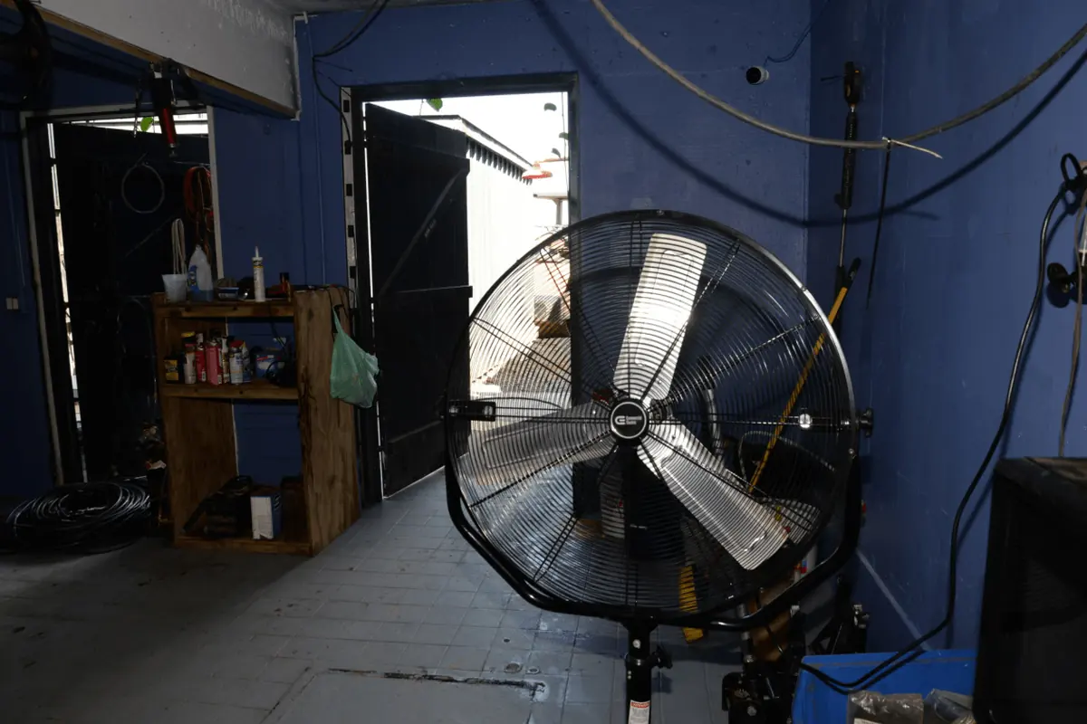Gran ventilador de tambor en un taller