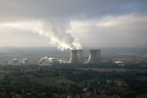 Dampffahnen über Kühltürmen