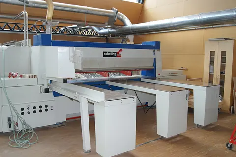 Plattensäge in einer Holzwerkstatt